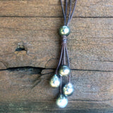 Perles de Tahiti sur cuir, collier long pour femme, pièce unique, Perla Mundi