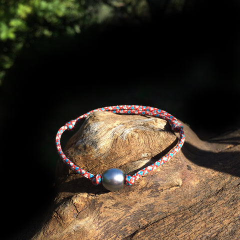 Perle de Tahiti sur un bracelet cordon paracorde ajustable en taille, bracelet style surfer