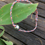 Perle de Tahiti sur un bracelet cordon paracorde ajustable en taille, bracelet style surfer