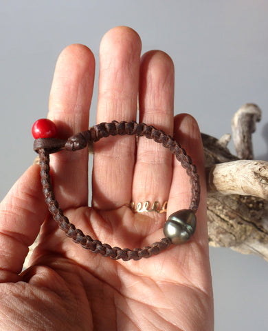 Bracelet perle de tahiti sur cuir marron tressé pour homme ou femme fermoir en corail bambou rouge.