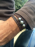 Bracelet pour homme avec quatre belles perles de Tahiti sur cuir australien tressé. Plusieurs tours autour du poignet