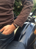 Bracelet pour homme avec quatre belles perles de Tahiti sur cuir australien tressé. Plusieurs tours autour du poignet