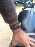 Bracelet pour homme avec quatre belles perles de Tahiti sur cuir australien tressé. Plusieurs tours autour du poignet