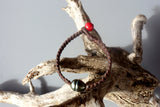 Bracelet perle de tahiti sur cuir marron tressé pour homme ou femme fermoir en corail bambou rouge.