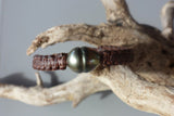 Bracelet perle de tahiti sur cuir marron tressé pour homme ou femme fermoir en corail bambou rouge.