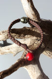 Bracelet perle de tahiti sur cuir marron tressé pour homme ou femme fermoir en corail bambou rouge.