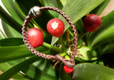 Bracelet perle de tahiti sur cuir marron tressé pour homme ou femme fermoir en corail bambou rouge.