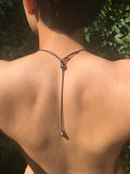 Collier trois perles de Tahiti, cuir australien, collier dos nu Perla Mundi