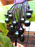 Perles de Tahiti sur cuir, collier grappe femme, collier long sautoir