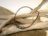 Perles de Tahiti - cuir - collier femme, cuir australien tressé, perles de Tahiti véritables, collier surfer, collier perle et cuir tressé.