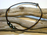 Perles de Tahiti - cuir - collier femme, cuir australien tressé, perles de Tahiti véritables, collier surfer, collier perle et cuir tressé.