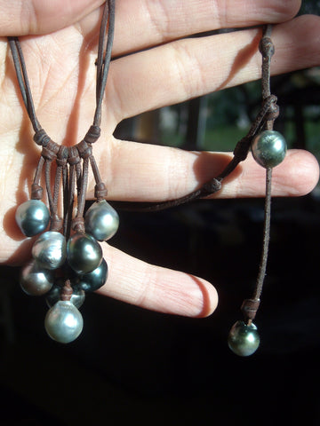 Perles de Tahiti sur cuir, collier grappe femme