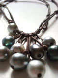 Perles de Tahiti sur cuir, collier grappe femme