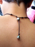 Perles de Tahiti sur cuir, collier grappe femme