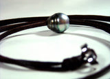 Perle de Tahiti, bracelet femme ou homme, ajustable, cuir australien, fermoir argent massif. Véritable perle de culture de Tahiti sur cuir.
