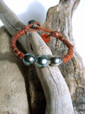 Perles Tahiti sur cuir australien, cornaline, bracelet  femme. Perles de culture de Tahiti véritables sur cuir marron de grande qualité.