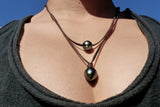 Collier perles de Tahiti sur cuir, véritables et très belles perles noires de Tahiti sur cuir
