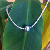 Collier Perle de Tahiti sur cordon argent brillant en coton japonais, longueur ajustable noeuds coulissants