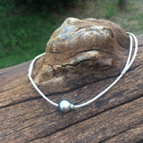 Collier Perle de Tahiti sur cordon argent brillant en coton japonais, longueur ajustable noeuds coulissants