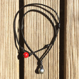 Collier perle Tahiti sur cuir collier unisexe véritable perle de Tahiti certifiée perle padre rouge au fermoir.