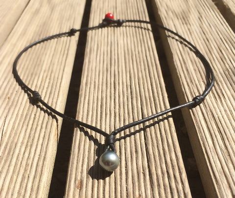 Collier perle Tahiti sur cuir collier unisexe véritable perle de Tahiti certifiée perle padre rouge au fermoir.