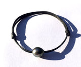 Perle noire de Tahiti, bracelet adaptable unisexe, cuir australien. Véritable perle noire de très bonne qualité.