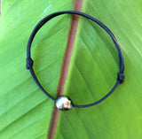 Perle noire de Tahiti, bracelet adaptable unisexe, cuir australien. Véritable perle noire de très bonne qualité.