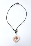 Collier perle de Tahiti et coquillage sur cuir collier femme naturel perle noire certifiée et cuir australien de qualité
