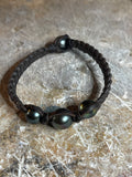 Bracelet quatre perles de Tahiti sur cuir tressé
