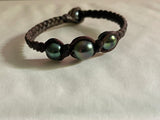 Bracelet quatre perles de Tahiti sur cuir tressé