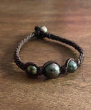 Bracelet quatre perles de Tahiti sur cuir tressé