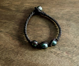 Bracelet quatre perles de Tahiti sur cuir tressé