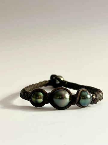 Bracelet quatre perles de Tahiti sur cuir tressé