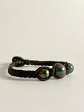 Bracelet quatre perles de Tahiti sur cuir tressé