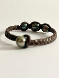 Bracelet quatre perles de Tahiti sur cuir tressé