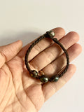 Bracelet quatre perles de Tahiti sur cuir tressé