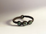 Bracelet quatre perles de Tahiti sur cuir tressé