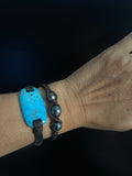 Bracelet quatre perles de Tahiti sur cuir tressé