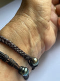 Bracelet quatre perles de Tahiti sur cuir tressé