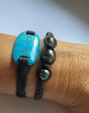 Bracelet quatre perles de Tahiti sur cuir tressé
