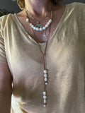 Collier original de perles de culture d'eau douce blanche sur cuir Australien beige