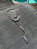 Collier original de perles de culture d'eau douce blanche sur cuir Australien beige