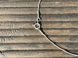Collier perle de Tahiti sur soie japonaise grise, fermoir argent 925