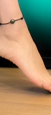 Bracelet de cheville Perle de Tahiti ajustable en taille. Minimaliste et facile à porter