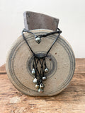 Collier unique 8 perles de Tahiti sur cuir noir tressé