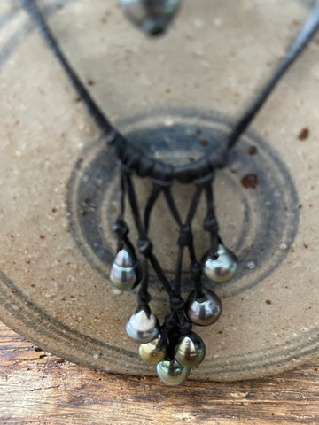 Collier unique 8 perles de Tahiti sur cuir noir tressé