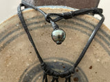 Collier unique 8 perles de Tahiti sur cuir noir tressé