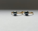 Jolies perles de Tahiti sur créoles en or gold filled, boucles d'oreilles intemporelles, élégantes et minimalistes