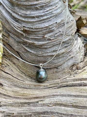 Collier perle de Tahiti sur soie japonaise grise, fermoir argent 925