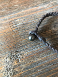 Bracelet quatre perles de Tahiti sur cuir tressé